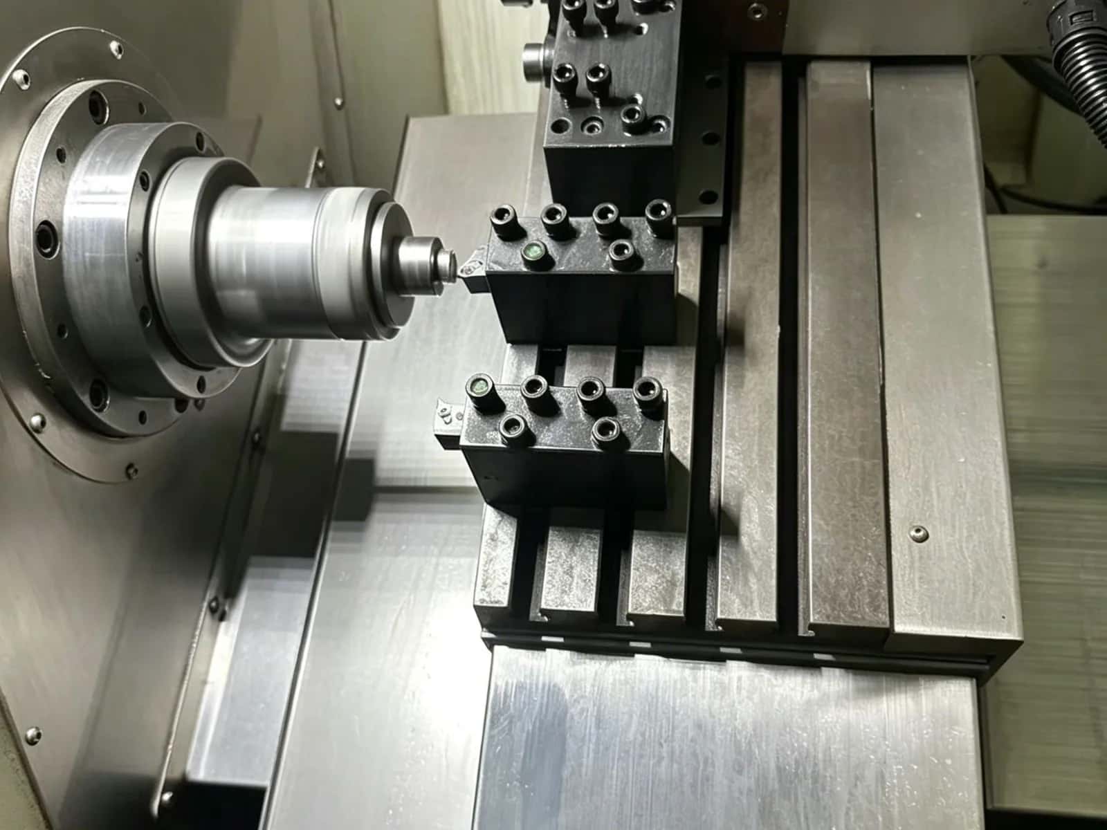 Swiss-style turning cabin with a rotating workpiece and gang tooling labeled LINISH 1500